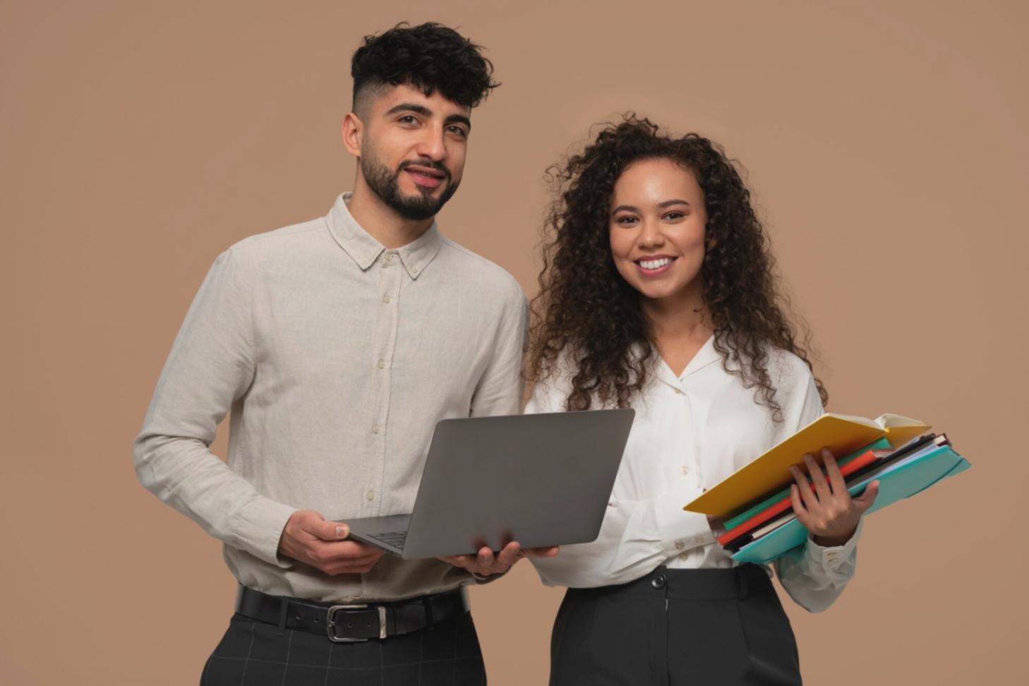 Pessoa a analisar documentos financeiros com atenção num ambiente de trabalho organizado